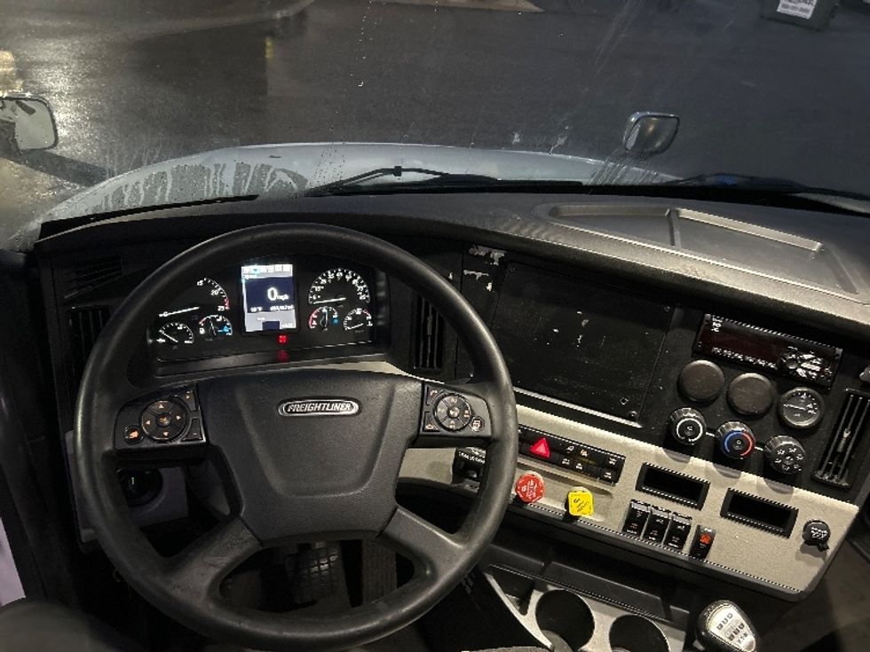 Sleeper Tractor-Heavy Duty Tractors-Freightliner-2020-T12664ST-Akron-OH-683,487\n\t\tmiles-$ 42,750 - Image 12