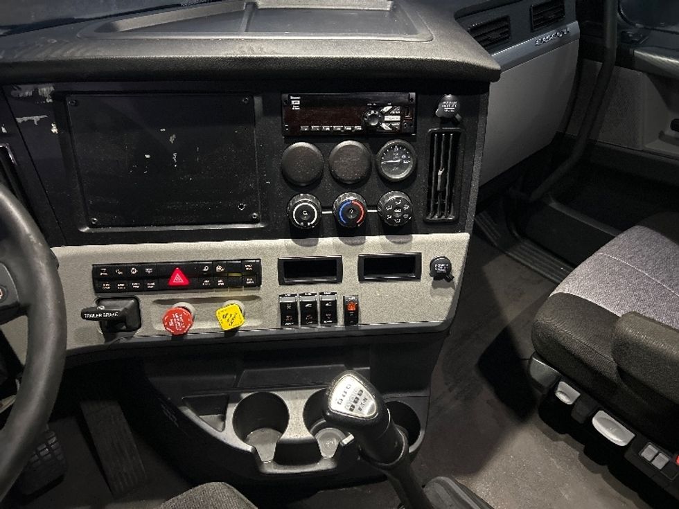 Sleeper Tractor-Heavy Duty Tractors-Freightliner-2020-T12664ST-Akron-OH-683,487\n\t\tmiles-$ 42,750 - Image 13
