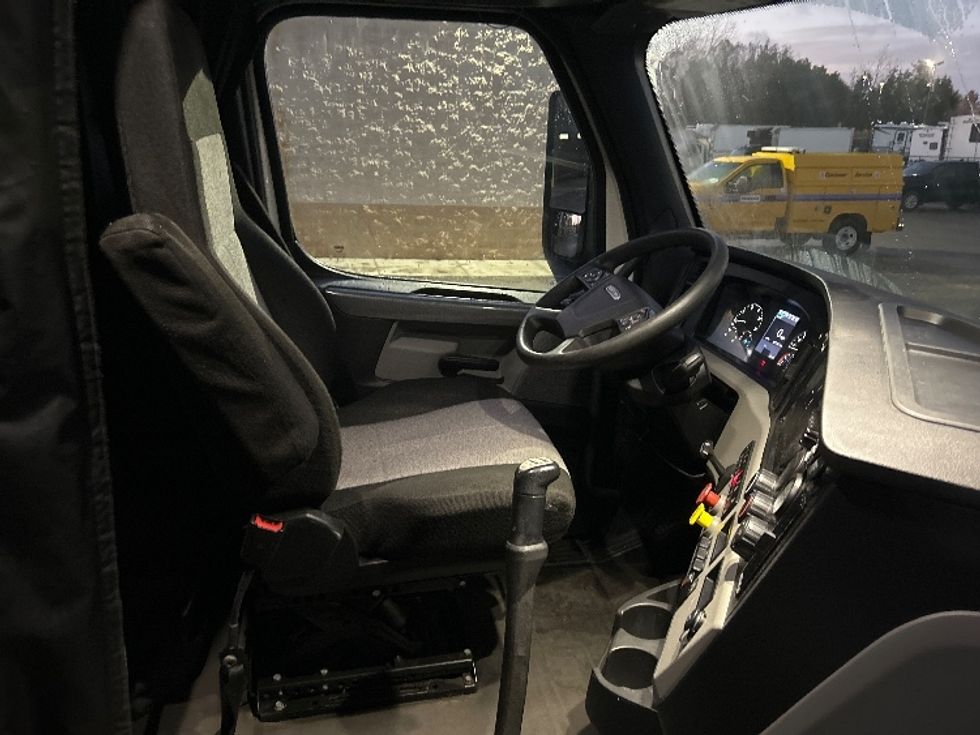 Sleeper Tractor-Heavy Duty Tractors-Freightliner-2020-T12664ST-Akron-OH-683,487\n\t\tmiles-$ 42,750 - Image 15