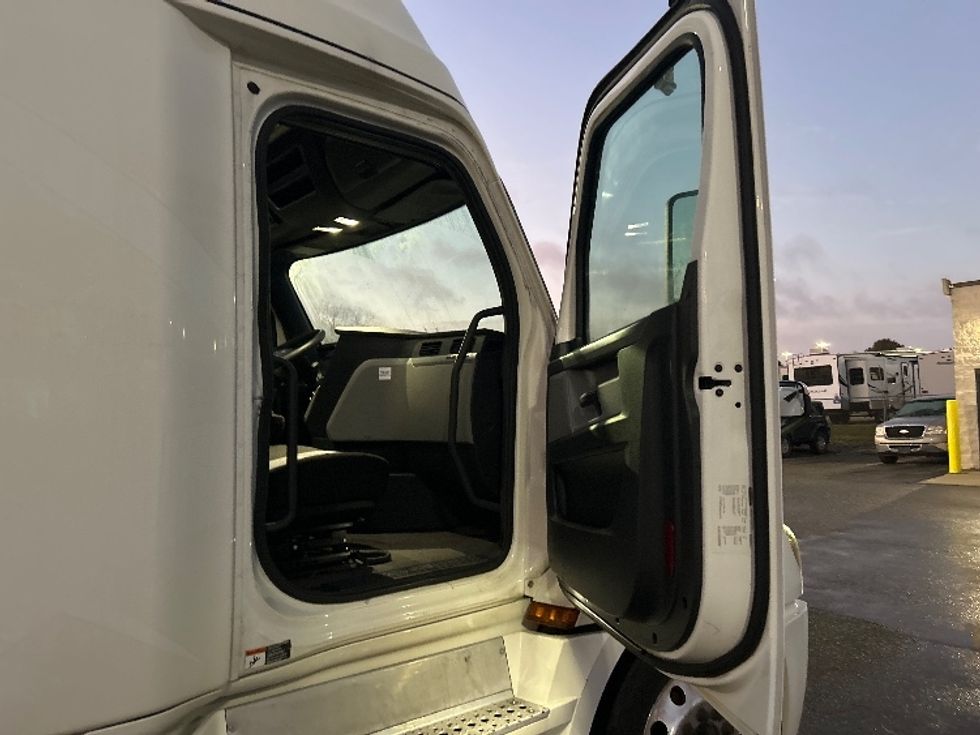 Sleeper Tractor-Heavy Duty Tractors-Freightliner-2020-T12664ST-Akron-OH-683,487\n\t\tmiles-$ 42,750 - Image 16