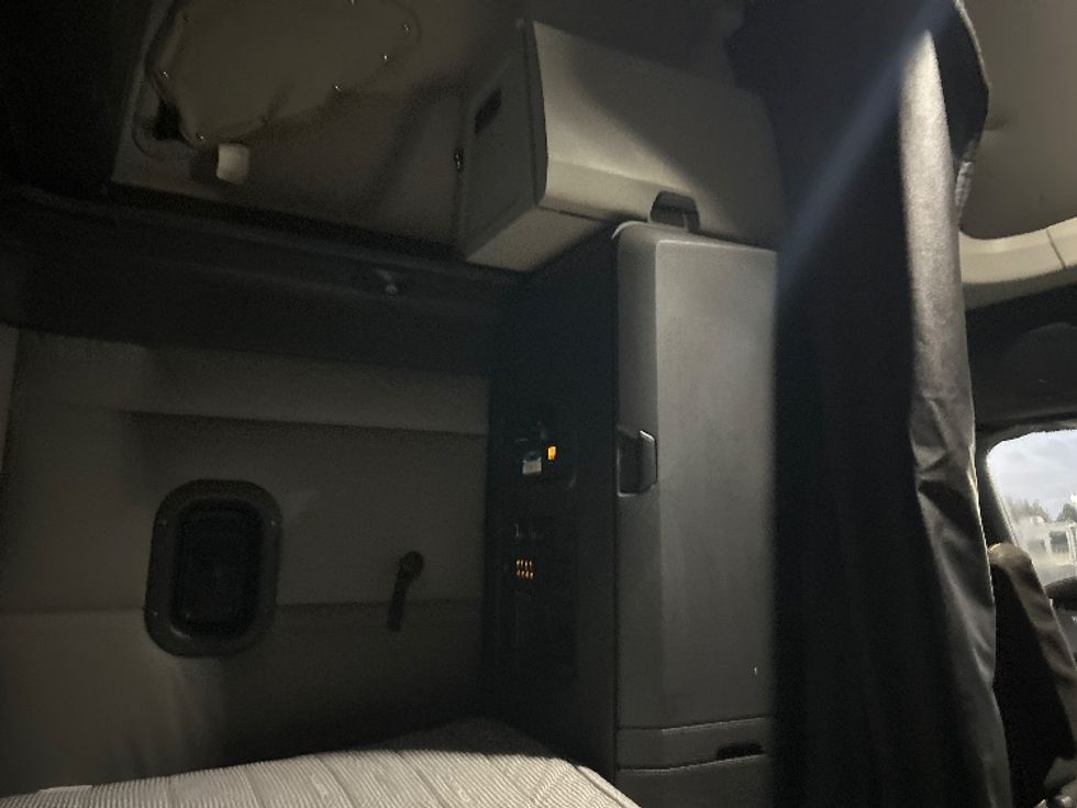 Sleeper Tractor-Heavy Duty Tractors-Freightliner-2020-T12664ST-Akron-OH-683,487\n\t\tmiles-$ 42,750 - Image 18