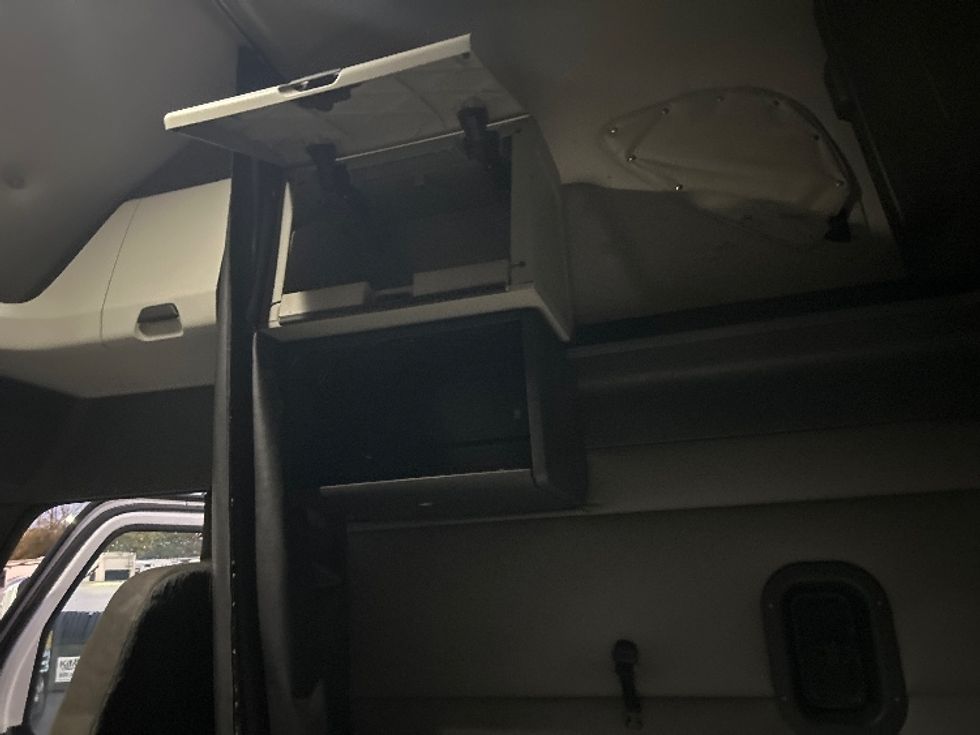 Sleeper Tractor-Heavy Duty Tractors-Freightliner-2020-T12664ST-Akron-OH-683,487\n\t\tmiles-$ 42,750 - Image 19