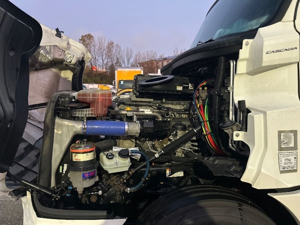 Sleeper Tractor-Heavy Duty Tractors-Freightliner-2020-T12664ST-Akron-OH-683,487\n\t\tmiles-$ 42,750 - Image 21