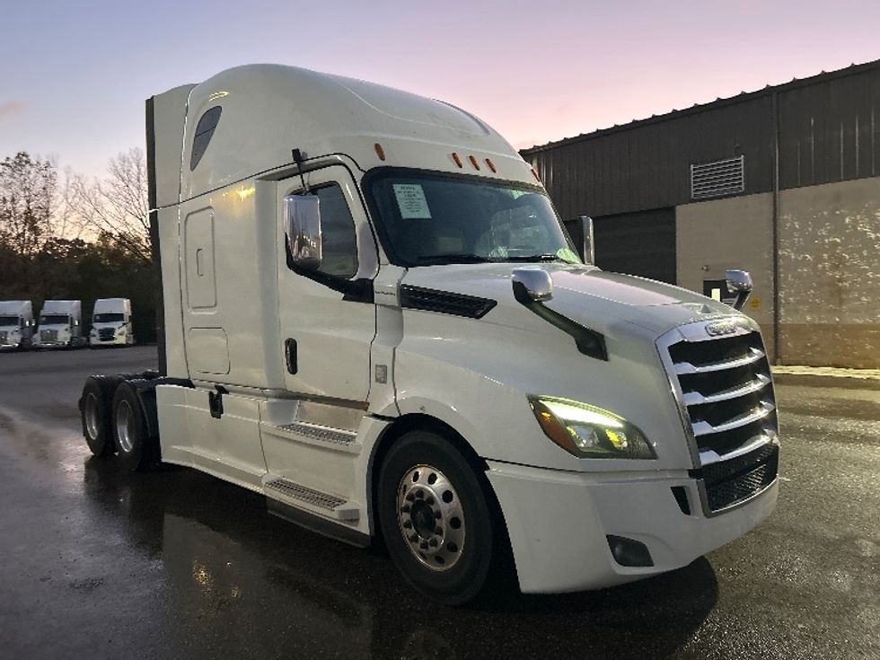 Sleeper Tractor-Heavy Duty Tractors-Freightliner-2020-T12664ST-Akron-OH-683,487\n\t\tmiles-$ 42,750 - Image 3