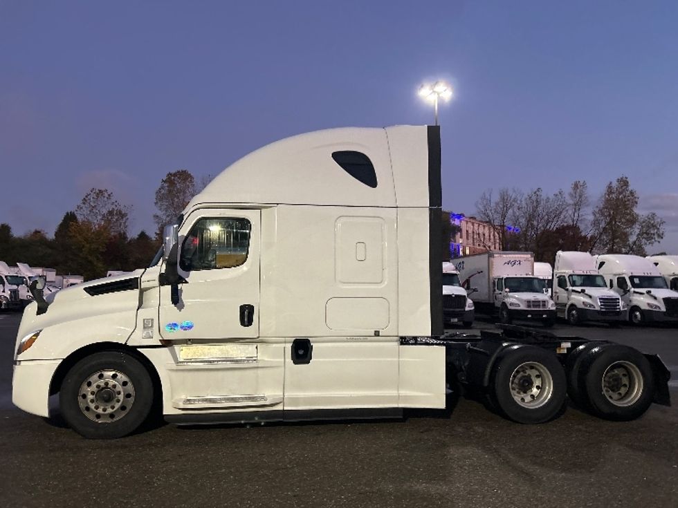 Sleeper Tractor-Heavy Duty Tractors-Freightliner-2020-T12664ST-Akron-OH-683,487\n\t\tmiles-$ 42,750 - Image 4