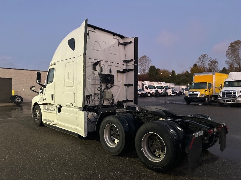 Sleeper Tractor-Heavy Duty Tractors-Freightliner-2020-T12664ST-Akron-OH-683,487\n\t\tmiles-$ 42,750 - Image 5