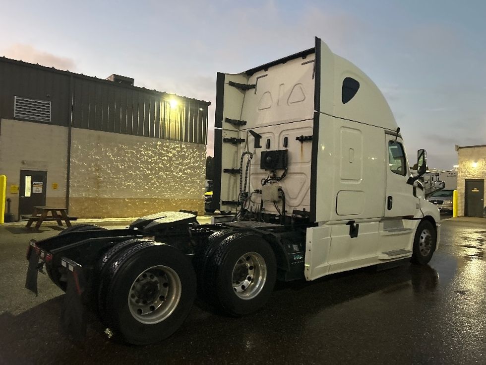 Sleeper Tractor-Heavy Duty Tractors-Freightliner-2020-T12664ST-Akron-OH-683,487\n\t\tmiles-$ 42,750 - Image 7