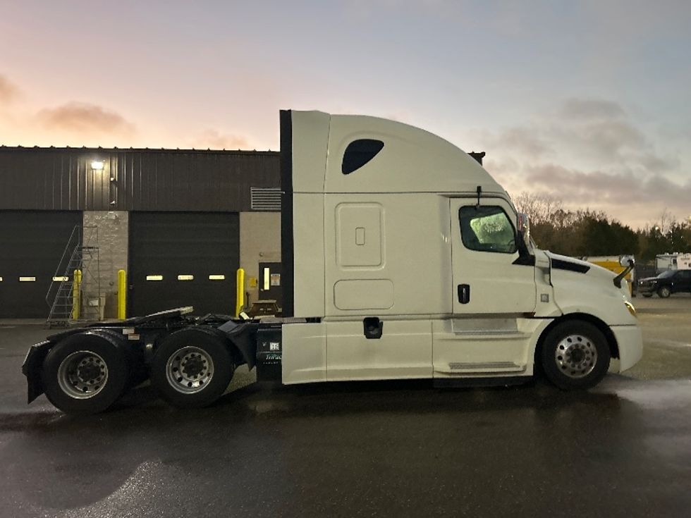 Sleeper Tractor-Heavy Duty Tractors-Freightliner-2020-T12664ST-Akron-OH-683,487\n\t\tmiles-$ 42,750 - Image 8