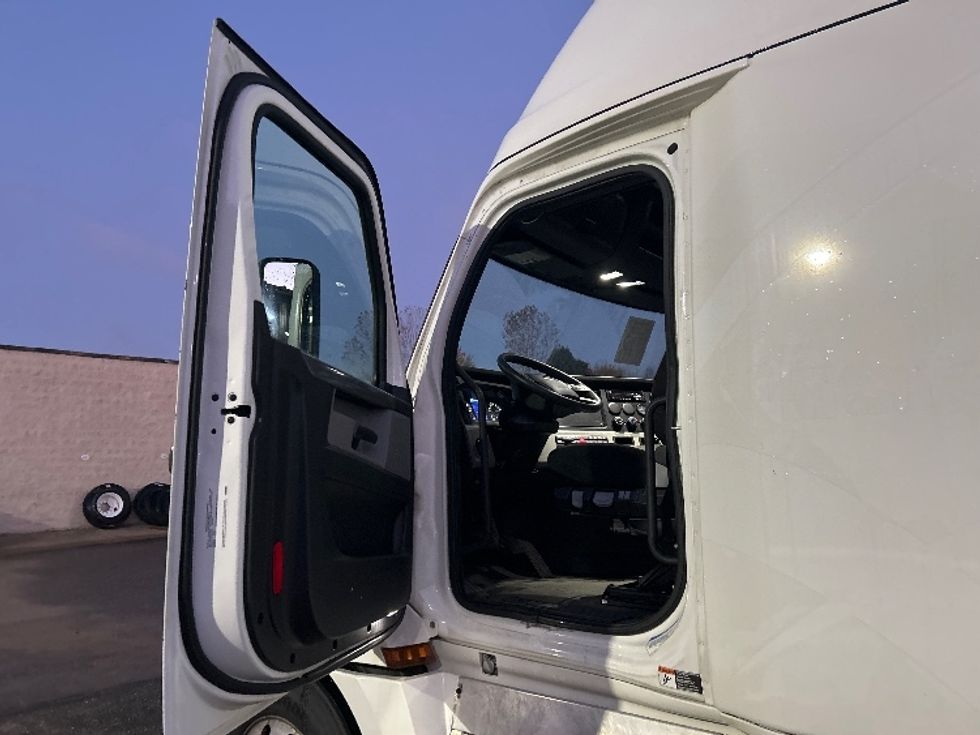 Sleeper Tractor-Heavy Duty Tractors-Freightliner-2020-T12664ST-Akron-OH-683,487\n\t\tmiles-$ 42,750 - Image 9