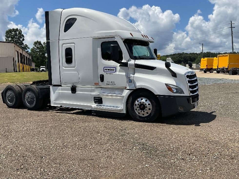Sleeper Tractor-Heavy Duty Tractors-Freightliner-2020-T12664ST-Albany-GA-647,968\n\t\tmiles-$ 53,500 - Image 1