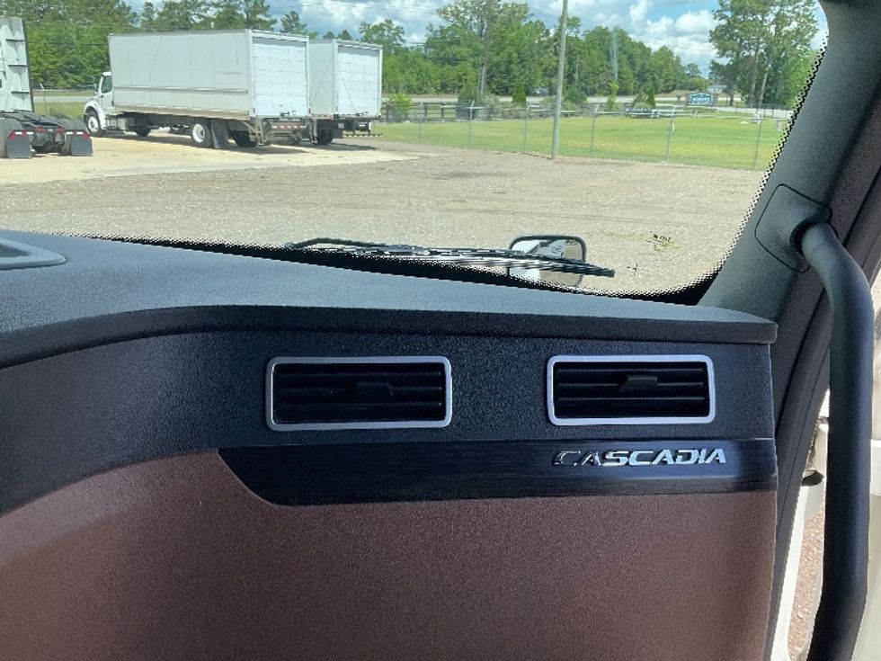 Sleeper Tractor-Heavy Duty Tractors-Freightliner-2020-T12664ST-Albany-GA-647,968\n\t\tmiles-$ 53,500 - Image 14