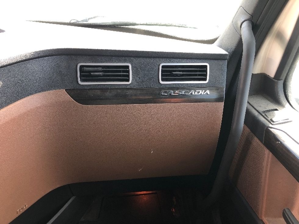 Sleeper Tractor-Heavy Duty Tractors-Freightliner-2020-T12664ST-Albany-NY-401,391\n\t\tmiles-$ 74,750 - Image 14