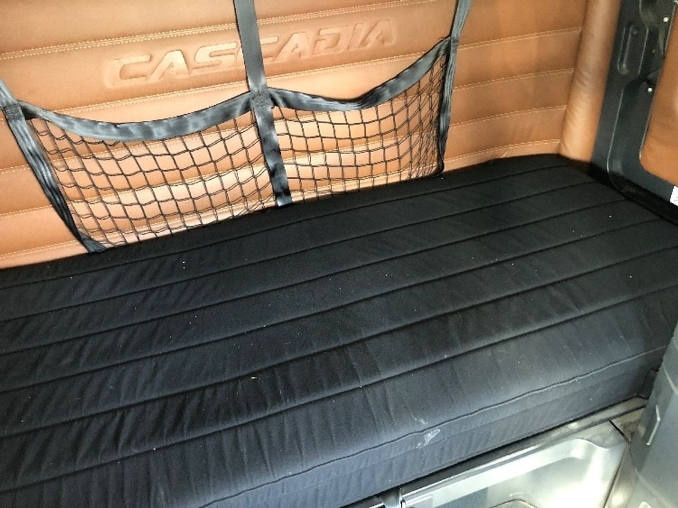 Sleeper Tractor-Heavy Duty Tractors-Freightliner-2020-T12664ST-Albany-NY-401,391\n\t\tmiles-$ 74,750 - Image 17