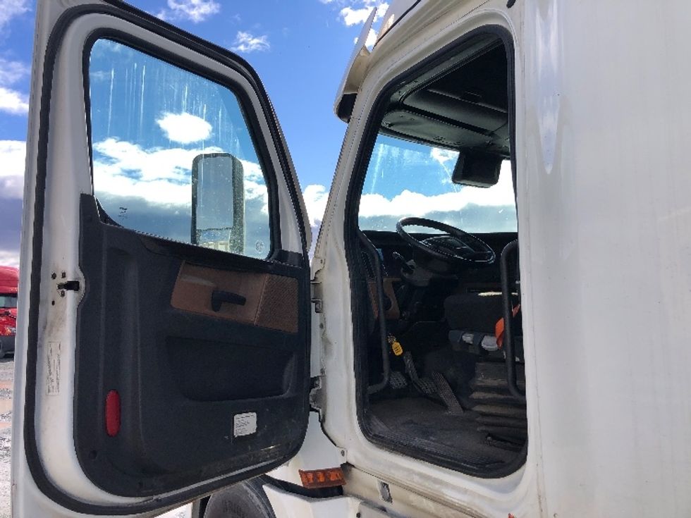 Sleeper Tractor-Heavy Duty Tractors-Freightliner-2020-T12664ST-Albany-NY-401,391\n\t\tmiles-$ 74,750 - Image 9