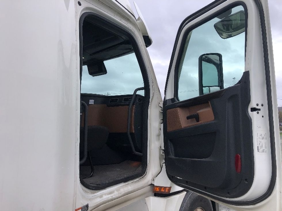 Sleeper Tractor-Heavy Duty Tractors-Freightliner-2020-T12664ST-Albany-NY-405,269\n\t\tmiles-$ 74,500 - Image 13