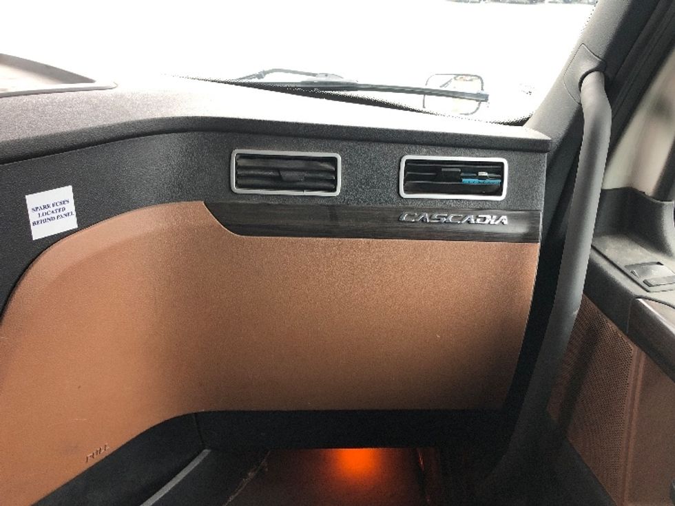 Sleeper Tractor-Heavy Duty Tractors-Freightliner-2020-T12664ST-Albany-NY-405,269\n\t\tmiles-$ 74,500 - Image 14