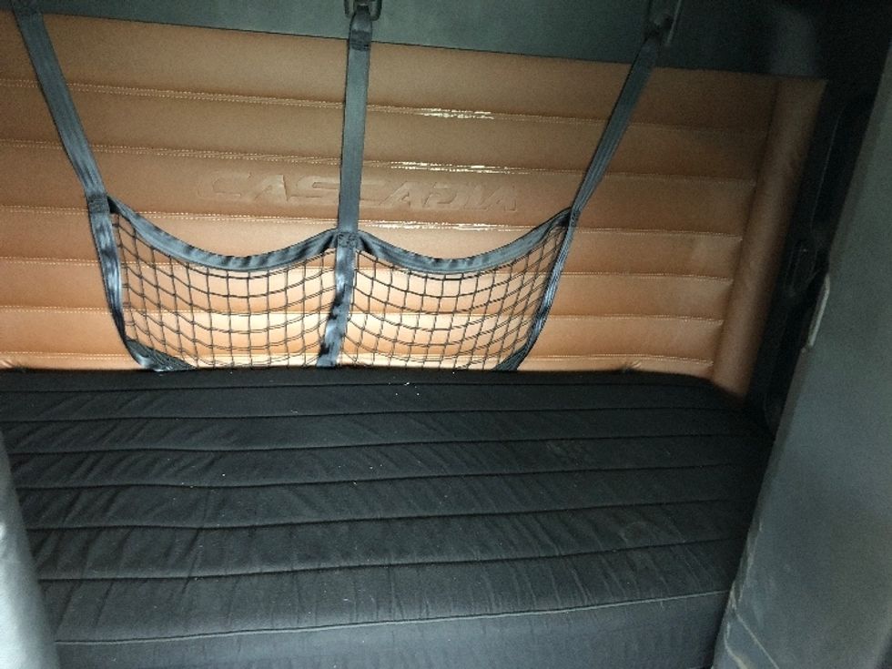 Sleeper Tractor-Heavy Duty Tractors-Freightliner-2020-T12664ST-Albany-NY-405,269\n\t\tmiles-$ 74,500 - Image 16