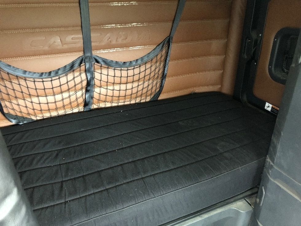 Sleeper Tractor-Heavy Duty Tractors-Freightliner-2020-T12664ST-Albany-NY-405,269\n\t\tmiles-$ 74,500 - Image 17