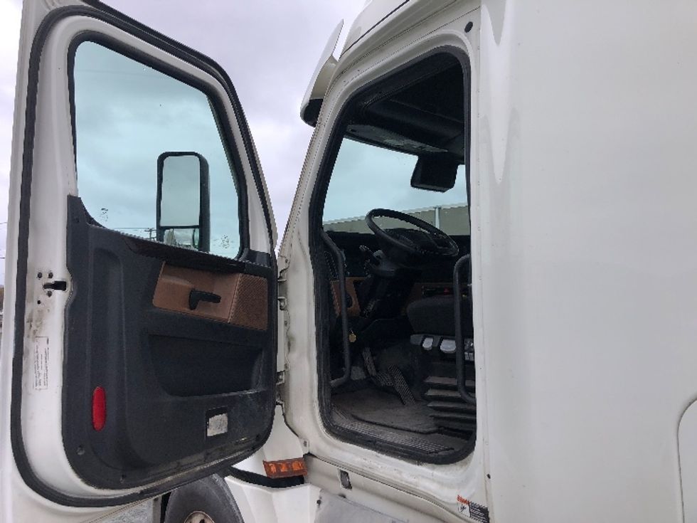 Sleeper Tractor-Heavy Duty Tractors-Freightliner-2020-T12664ST-Albany-NY-405,269\n\t\tmiles-$ 74,500 - Image 9