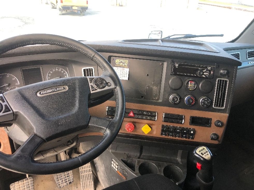 Sleeper Tractor-Heavy Duty Tractors-Freightliner-2020-T12664ST-Albany-NY-427,827\n\t\tmiles-$ 73,250 - Image 11