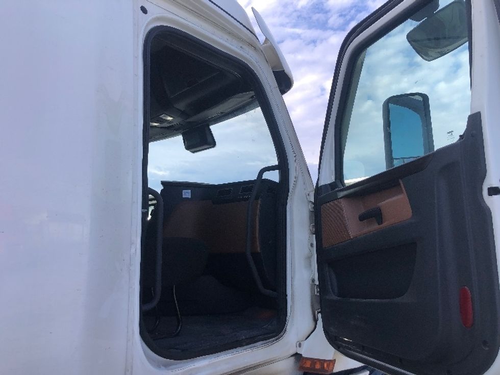 Sleeper Tractor-Heavy Duty Tractors-Freightliner-2020-T12664ST-Albany-NY-427,827\n\t\tmiles-$ 73,250 - Image 13