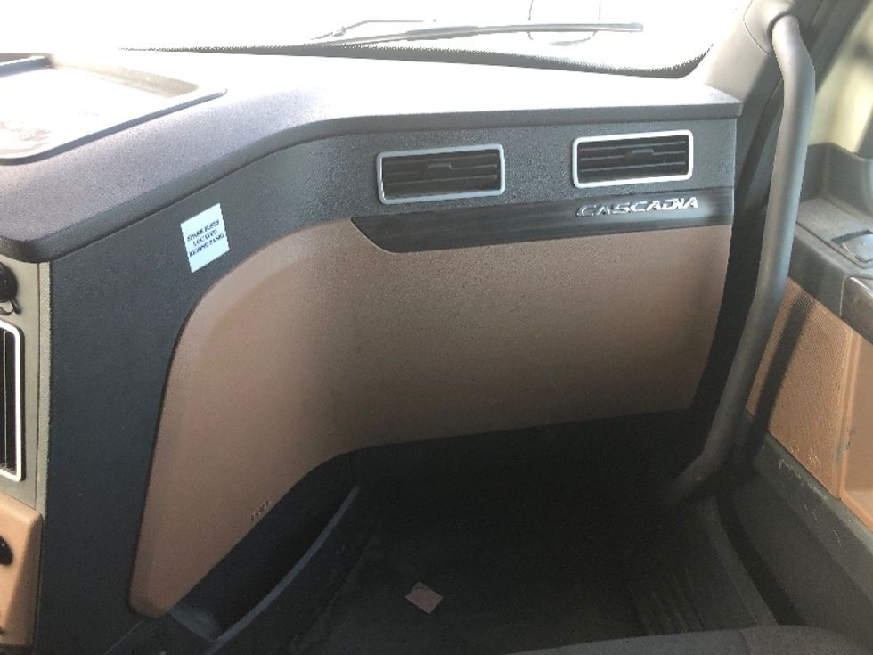 Sleeper Tractor-Heavy Duty Tractors-Freightliner-2020-T12664ST-Albany-NY-427,827\n\t\tmiles-$ 73,250 - Image 14