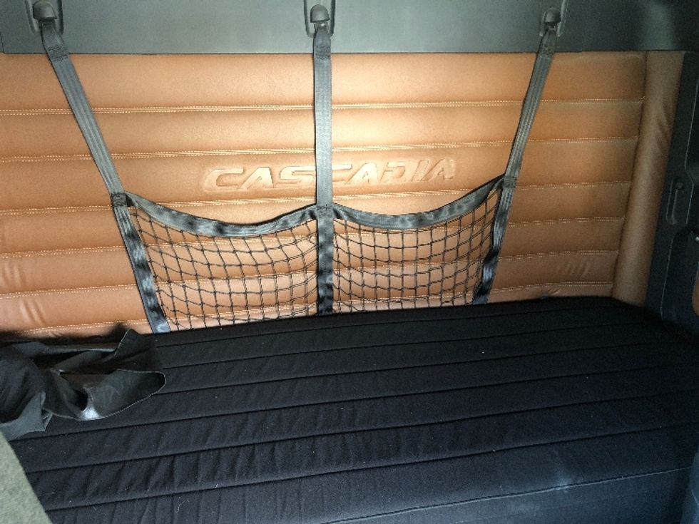 Sleeper Tractor-Heavy Duty Tractors-Freightliner-2020-T12664ST-Albany-NY-427,827\n\t\tmiles-$ 73,250 - Image 16