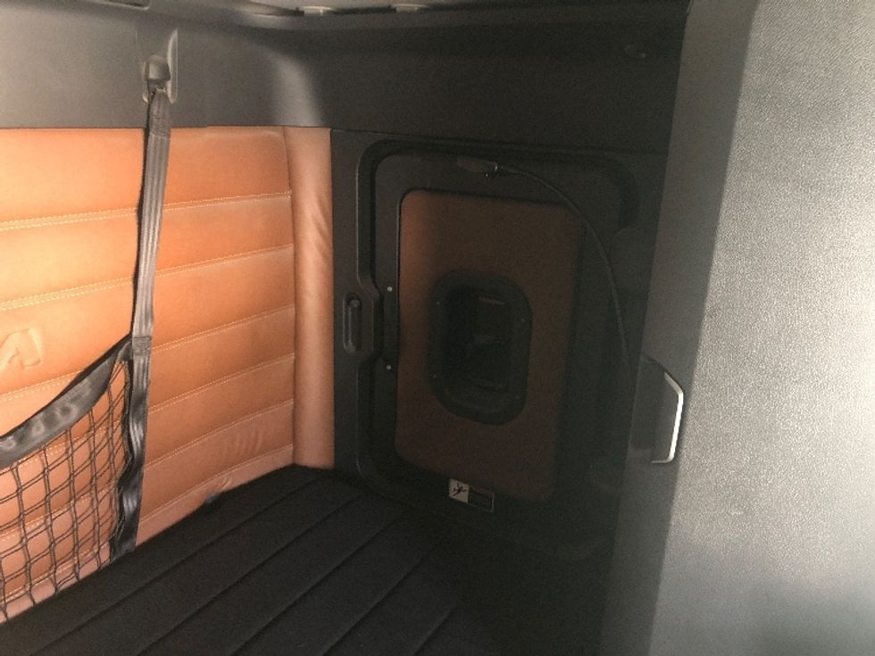 Sleeper Tractor-Heavy Duty Tractors-Freightliner-2020-T12664ST-Albany-NY-427,827\n\t\tmiles-$ 73,250 - Image 18