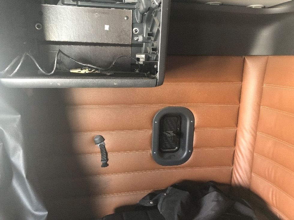 Sleeper Tractor-Heavy Duty Tractors-Freightliner-2020-T12664ST-Albany-NY-427,827\n\t\tmiles-$ 73,250 - Image 19