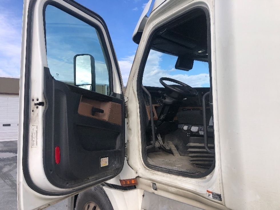 Sleeper Tractor-Heavy Duty Tractors-Freightliner-2020-T12664ST-Albany-NY-427,827\n\t\tmiles-$ 73,250 - Image 9