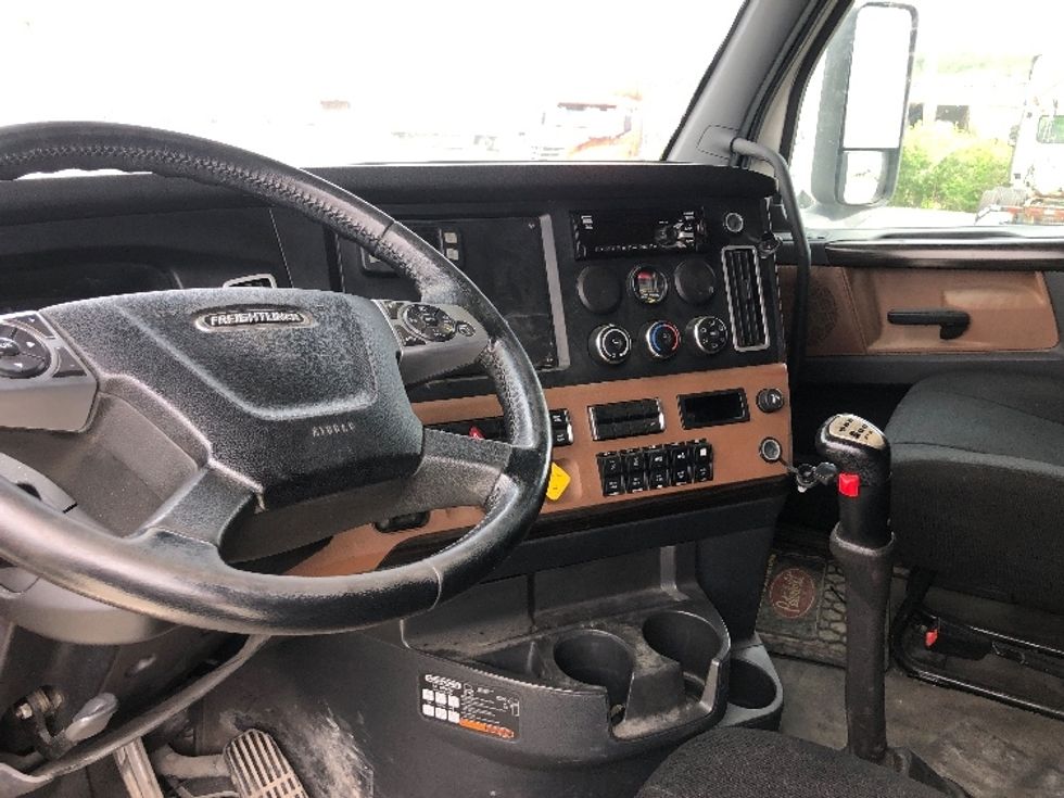 Sleeper Tractor-Heavy Duty Tractors-Freightliner-2020-T12664ST-Albany-NY-437,762\n\t\tmiles-$ 75,750 - Image 10