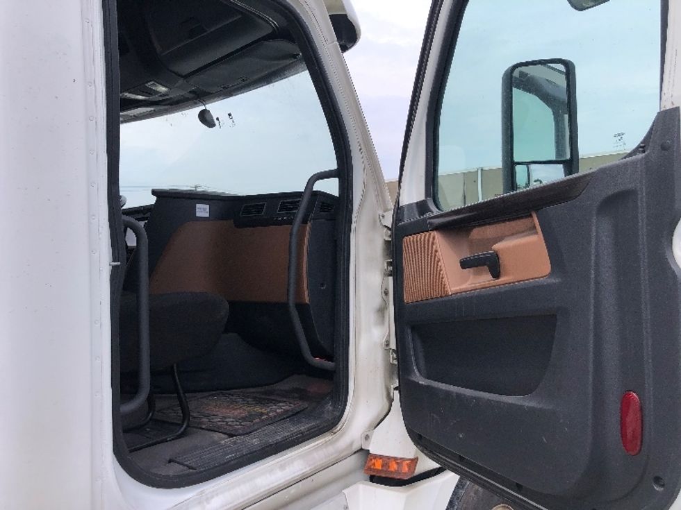 Sleeper Tractor-Heavy Duty Tractors-Freightliner-2020-T12664ST-Albany-NY-437,762\n\t\tmiles-$ 75,750 - Image 13