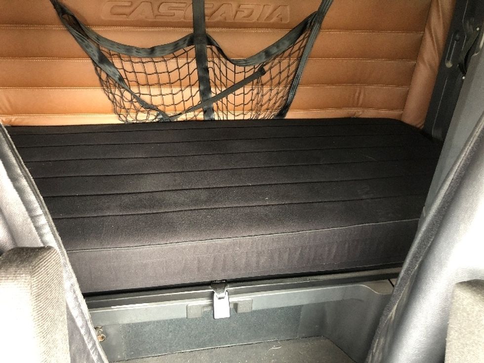 Sleeper Tractor-Heavy Duty Tractors-Freightliner-2020-T12664ST-Albany-NY-437,762\n\t\tmiles-$ 75,750 - Image 16