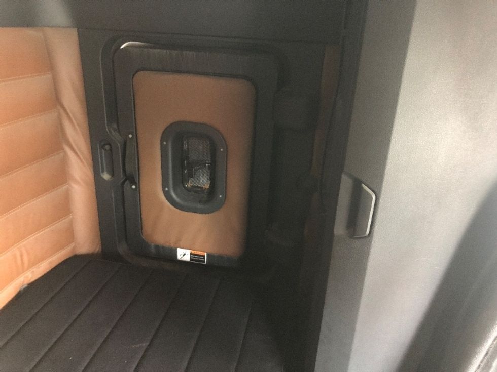 Sleeper Tractor-Heavy Duty Tractors-Freightliner-2020-T12664ST-Albany-NY-437,762\n\t\tmiles-$ 75,750 - Image 18