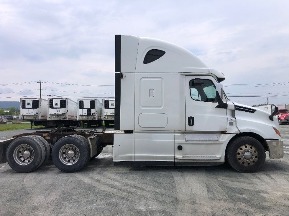 Sleeper Tractor-Heavy Duty Tractors-Freightliner-2020-T12664ST-Albany-NY-437,762\n\t\tmiles-$ 75,750 - Image 8