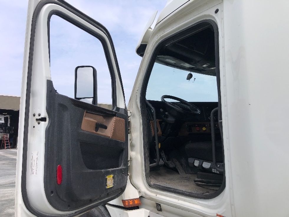 Sleeper Tractor-Heavy Duty Tractors-Freightliner-2020-T12664ST-Albany-NY-437,762\n\t\tmiles-$ 75,750 - Image 9