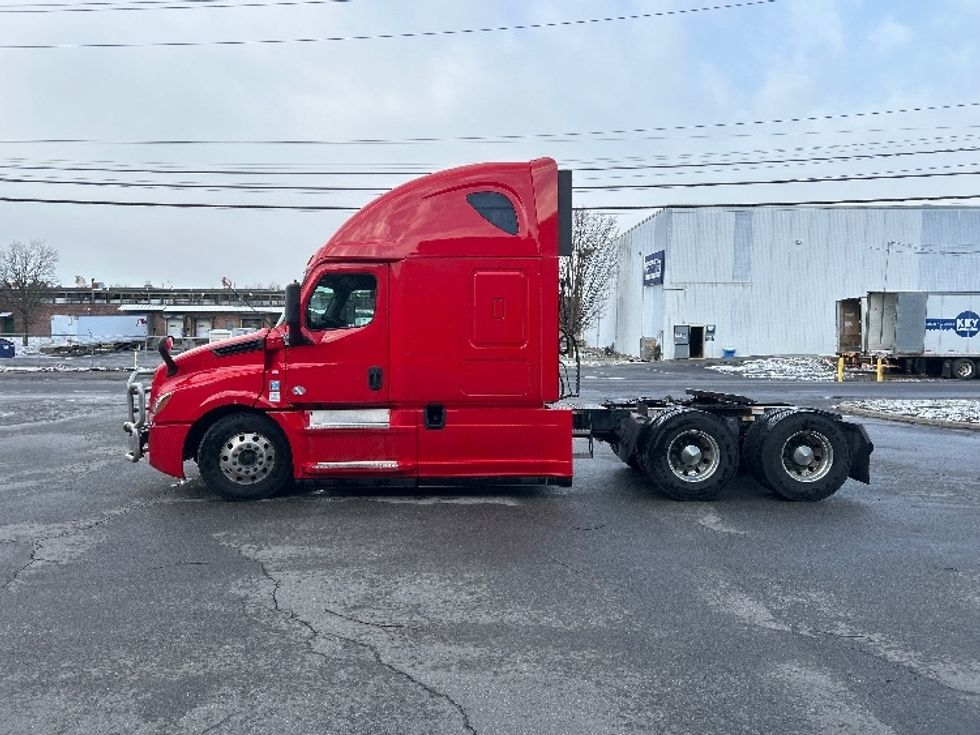 Sleeper Tractor-Heavy Duty Tractors-Freightliner-2020-T12664ST-Albany-NY-446,408\n\t\tmiles-$ 59,250 - Image 4