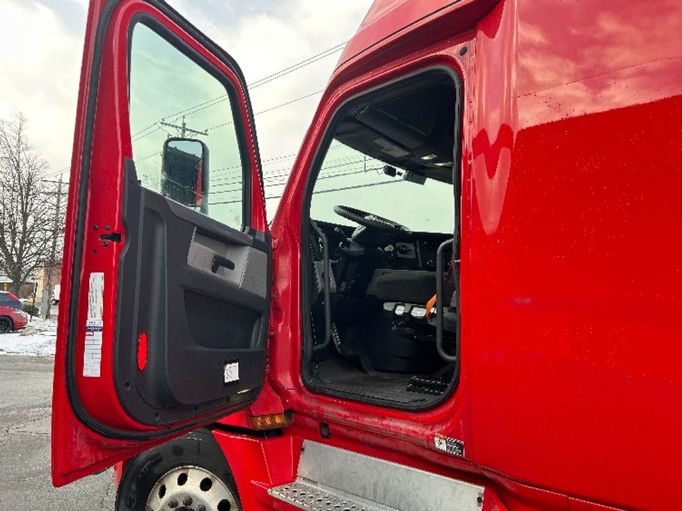 Sleeper Tractor-Heavy Duty Tractors-Freightliner-2020-T12664ST-Albany-NY-446,408\n\t\tmiles-$ 59,250 - Image 9