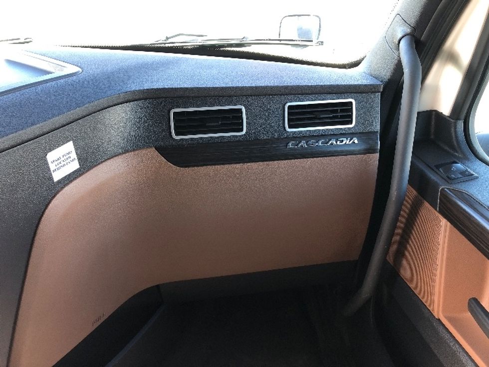 Sleeper Tractor-Heavy Duty Tractors-Freightliner-2020-T12664ST-Albany-NY-471,594\n\t\tmiles-$ 70,750 - Image 14