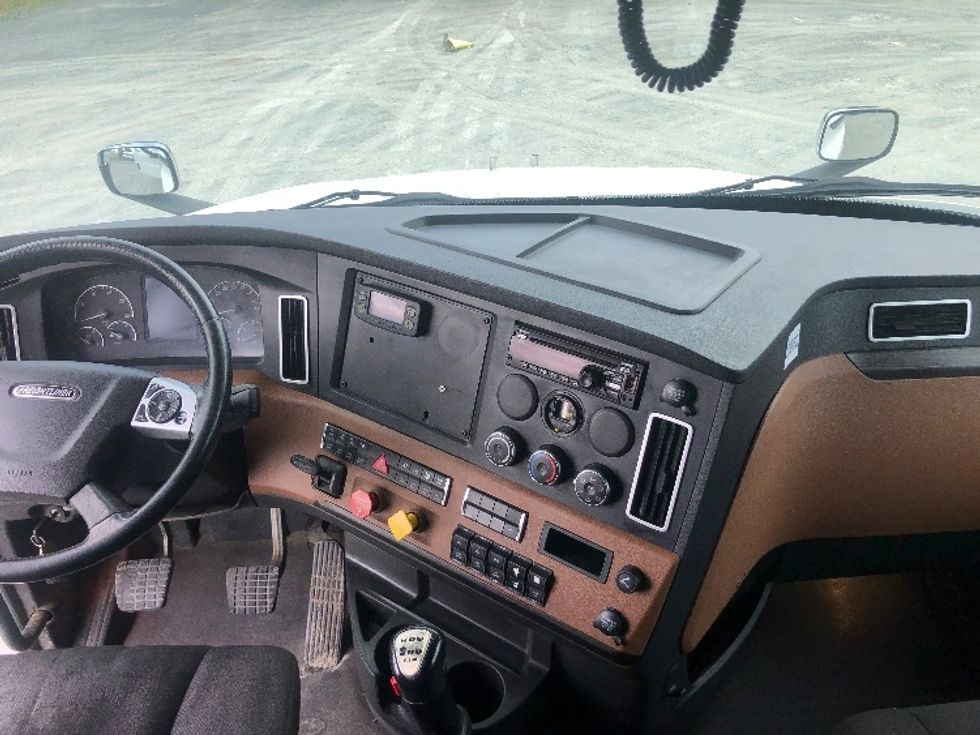 Sleeper Tractor-Heavy Duty Tractors-Freightliner-2020-T12664ST-Albany-NY-490,009\n\t\tmiles-$ 73,250 - Image 12