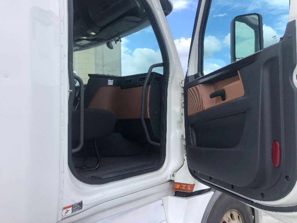 Sleeper Tractor-Heavy Duty Tractors-Freightliner-2020-T12664ST-Albany-NY-490,009\n\t\tmiles-$ 73,250 - Image 13