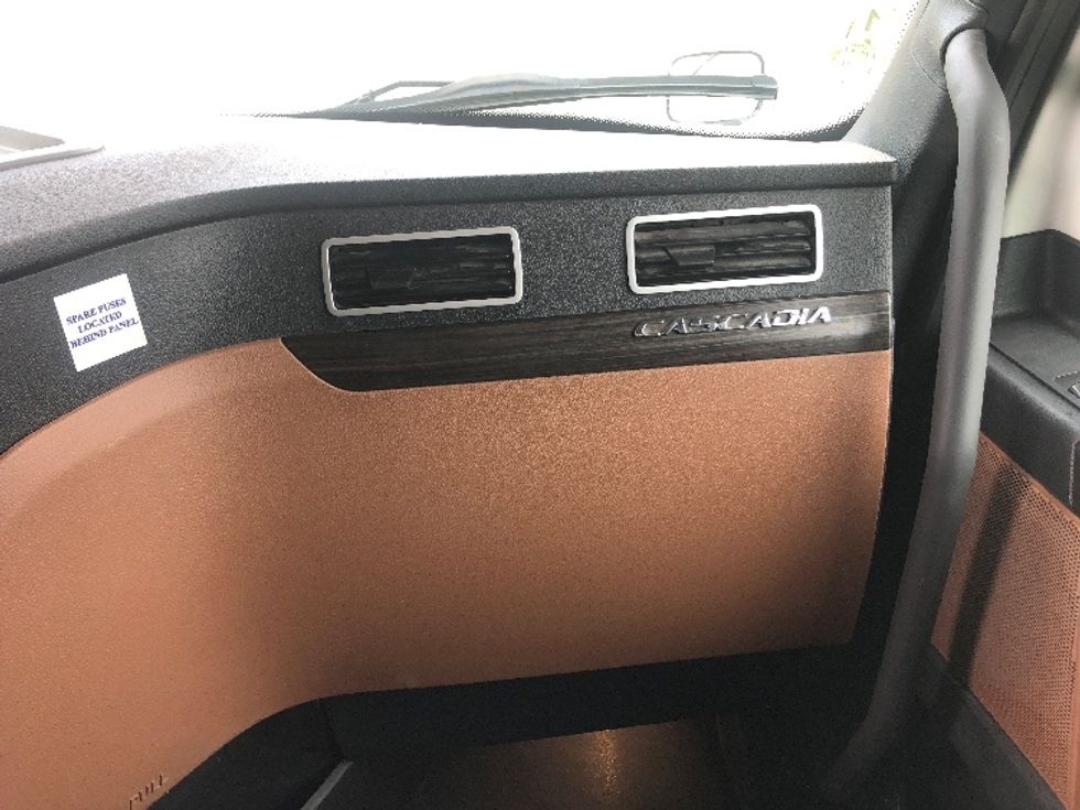 Sleeper Tractor-Heavy Duty Tractors-Freightliner-2020-T12664ST-Albany-NY-490,009\n\t\tmiles-$ 73,250 - Image 14