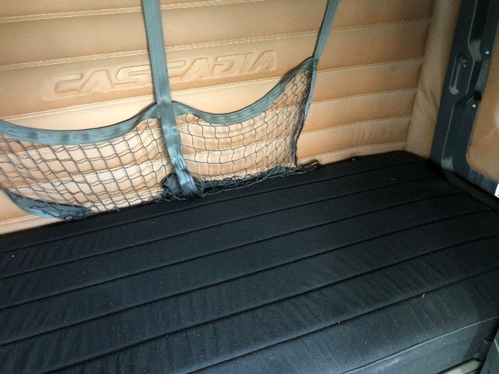 Sleeper Tractor-Heavy Duty Tractors-Freightliner-2020-T12664ST-Albany-NY-490,009\n\t\tmiles-$ 73,250 - Image 17