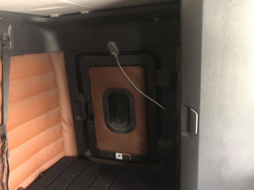 Sleeper Tractor-Heavy Duty Tractors-Freightliner-2020-T12664ST-Albany-NY-490,009\n\t\tmiles-$ 73,250 - Image 18