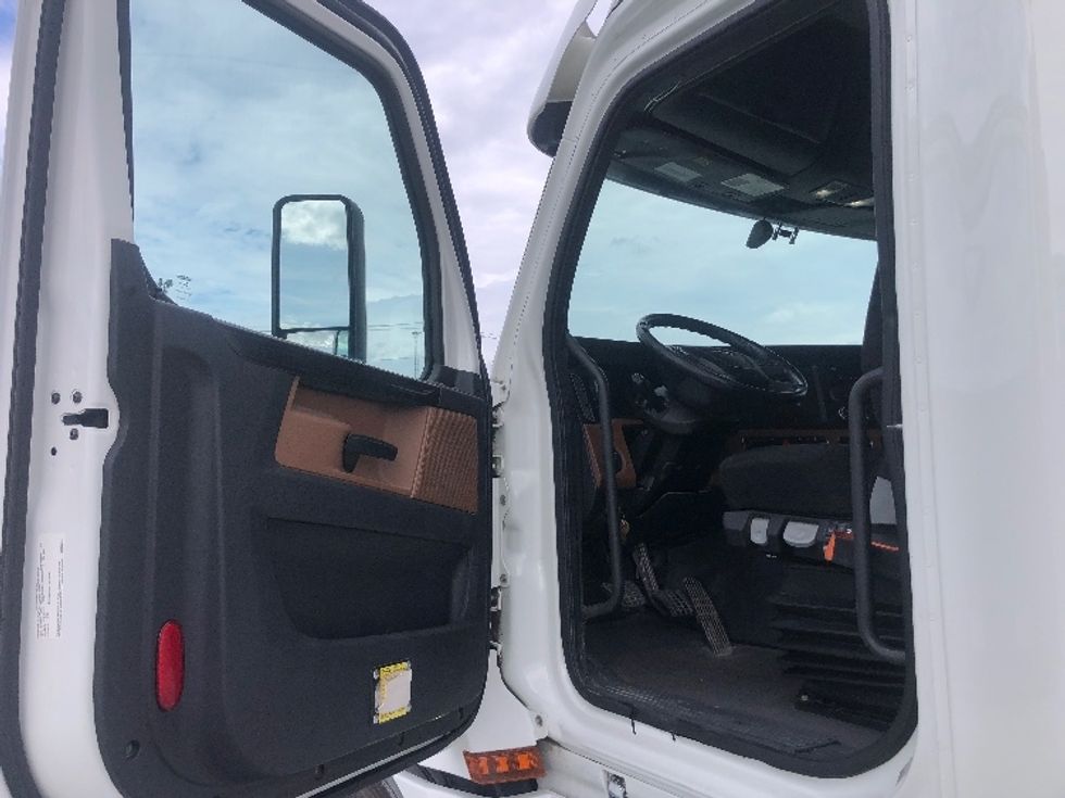 Sleeper Tractor-Heavy Duty Tractors-Freightliner-2020-T12664ST-Albany-NY-490,009\n\t\tmiles-$ 73,250 - Image 9