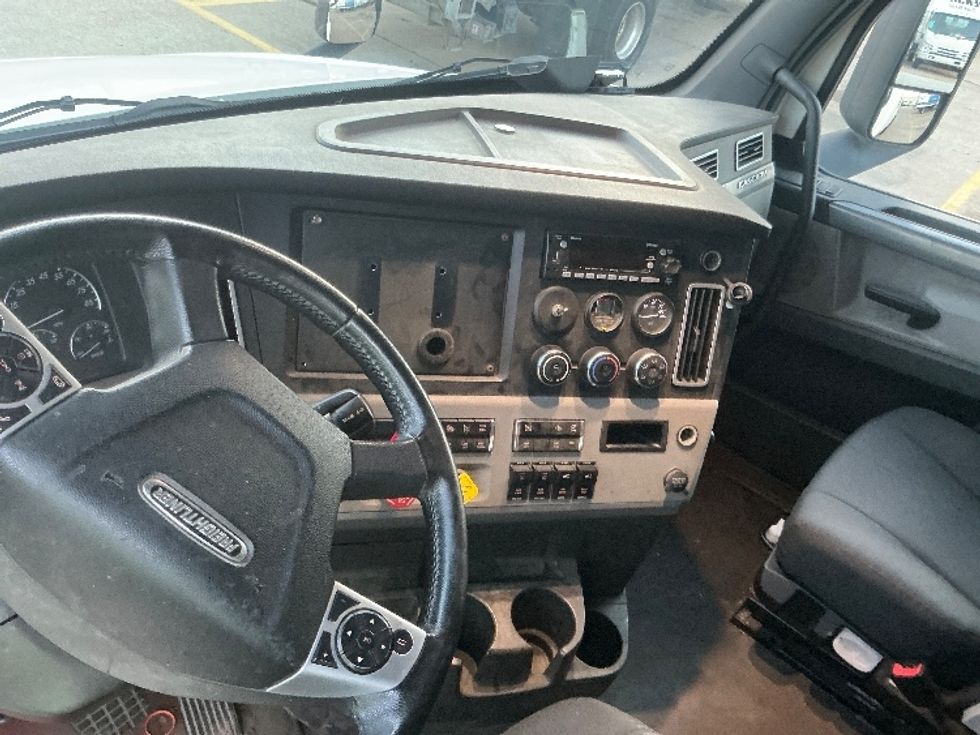 Sleeper Tractor-Heavy Duty Tractors-Freightliner-2020-T12664ST-Allen Park-MI-208,008\n\t\tmiles-$ 78,500 - Image 11