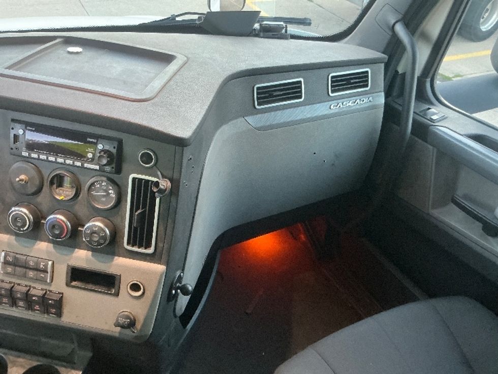 Sleeper Tractor-Heavy Duty Tractors-Freightliner-2020-T12664ST-Allen Park-MI-208,008\n\t\tmiles-$ 78,500 - Image 12