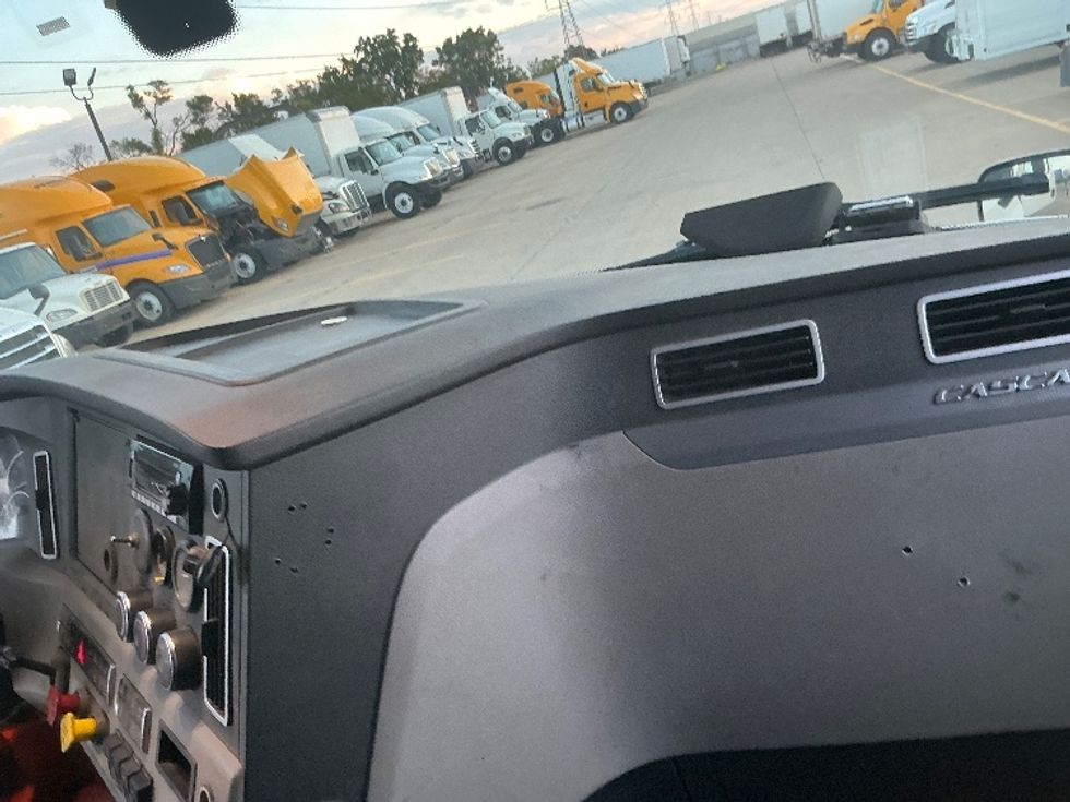 Sleeper Tractor-Heavy Duty Tractors-Freightliner-2020-T12664ST-Allen Park-MI-208,008\n\t\tmiles-$ 78,500 - Image 14