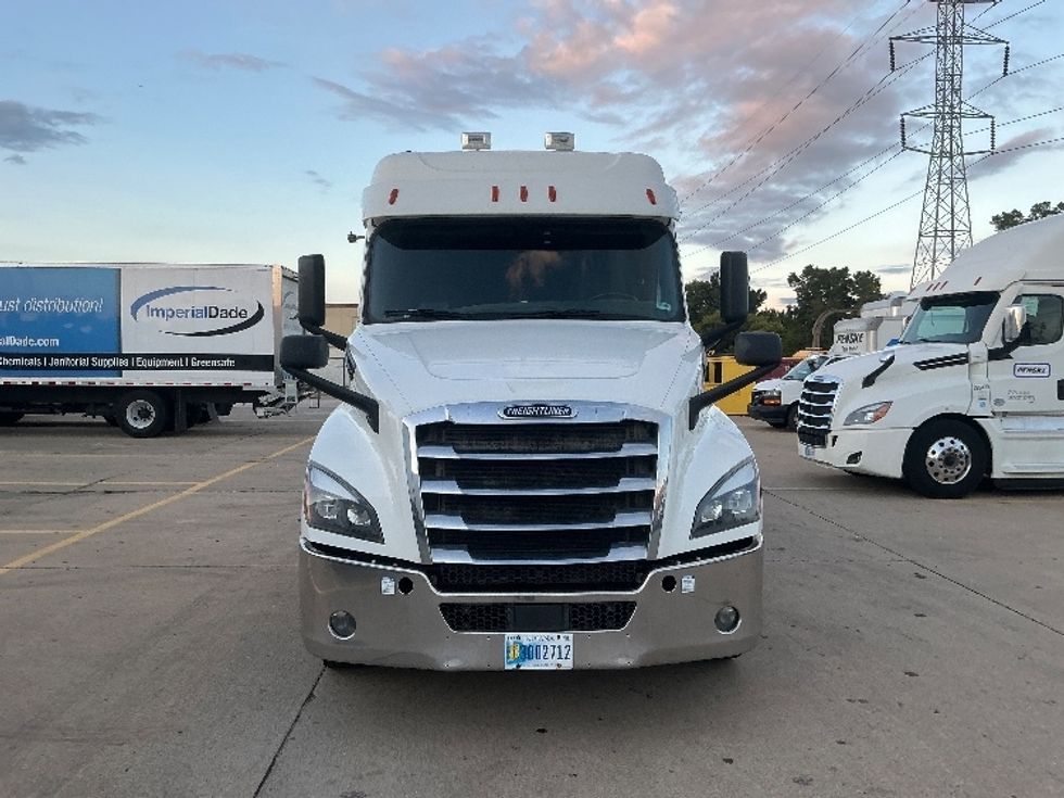 Sleeper Tractor-Heavy Duty Tractors-Freightliner-2020-T12664ST-Allen Park-MI-208,008\n\t\tmiles-$ 78,500 - Image 2