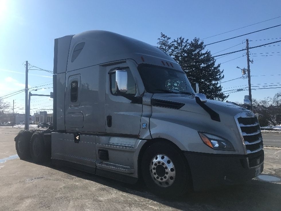 Sleeper Tractor-Heavy Duty Tractors-Freightliner-2020-T12664ST-Allentown-PA-427,071\n\t\tmiles-$ 61,000 - Image 1